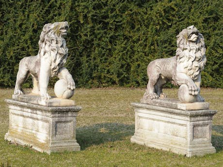 Paar Löwen als Parkfiguren